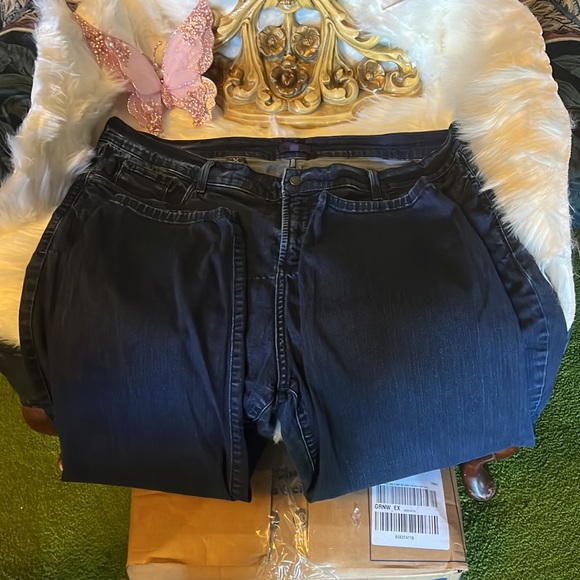 NYDJ Relaxed fit w/ tapered leg Women’s 22W** Note discoloration flaw in front** - Picture 5 of 10